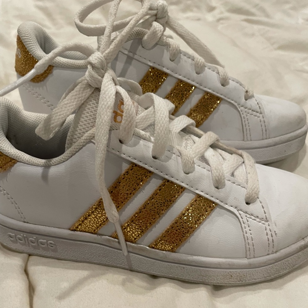🥂SALE🥂Adidas superstar shoes with gold stripes